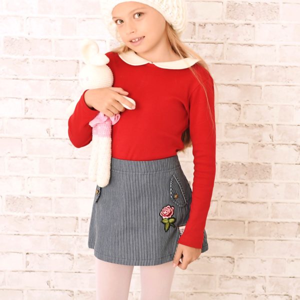 Jupe en jean courte pour fille en coton denim à rayures bleu et beige avec écusson fleur rose de la marque de mode pour enfant LA FAUTE A VOLTAIRE