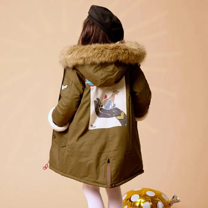 Un cadeau de Noël Inoubliable avec cette Magnifique Parka Longuee et Chaude entièrement doublée de Faux Shepherd, avec l'Affiche Vintage Iconique pour la Défense des Animaux dans le Dos. Mode pour Fille et Garçon Française La Faute à Voltaire.