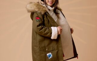 Une Magnifique Parka Chaude et Longue pour Fille. Originale et Tendance avec son Affiche pour la Défense des Animaux dans le Dos de la Marque de Mode chic pour Enfant La Faute à Voltaire.Une Magnifique Parka Chaude et Longue pour Fille. Originale et Tendance avec son Affiche pour la Défense des Animaux dans le Dos de la Marque de Mode chic pour Enfant La Faute à Voltaire.