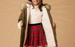 Une Magnifique Jupe Écossaise à Carreaux Tartan Rouge et Vert esprit Uniforme Scolaire pour Fille ou tendance K-pop pour Fan de Mode Coréenne de la Marque de Mode Vêtements Chics pour Enfant La Faute à Voltaire.