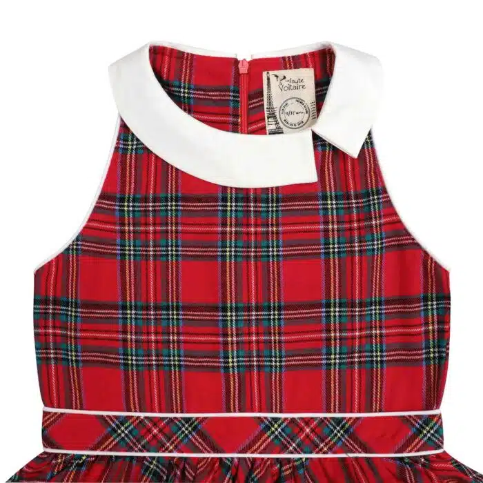 une magnifique robe de Noël qui tourne en carreaux tartan rouge et col blanc, sans manche, pour filles et fillettes de 2 à 16 ans. Création de la marque de mode pour enfant LA FAUTE A VOLTAIRE