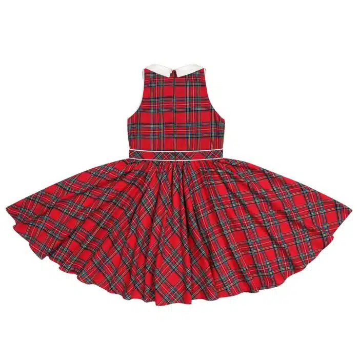 une magnifique robe de Noël qui tourne en carreaux tartan rouge et col blanc, sans manche, pour filles et fillettes de 2 à 16 ans. Création de la marque de mode pour enfant LA FAUTE A VOLTAIRE