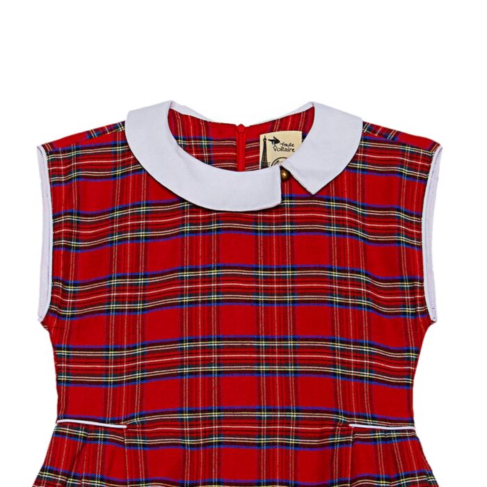 Pour la rentrée scolaire, les photos de classe ou les fêtes de Noël, On Craque pour cette Magnifique Robe à Carreaux Tartan Rouge de Qualité Supérieur. Cette robe de Noël à Manches Courtes et Col Claudine Blanc tourné sur le Côté s'ouvre dans le dos avec une fremeture éclair. Modèle Robe Edimbourgh de la Marque de Mode Française pour Filles et Garçons de 2 à 16 ans La Faute à Voltaire.