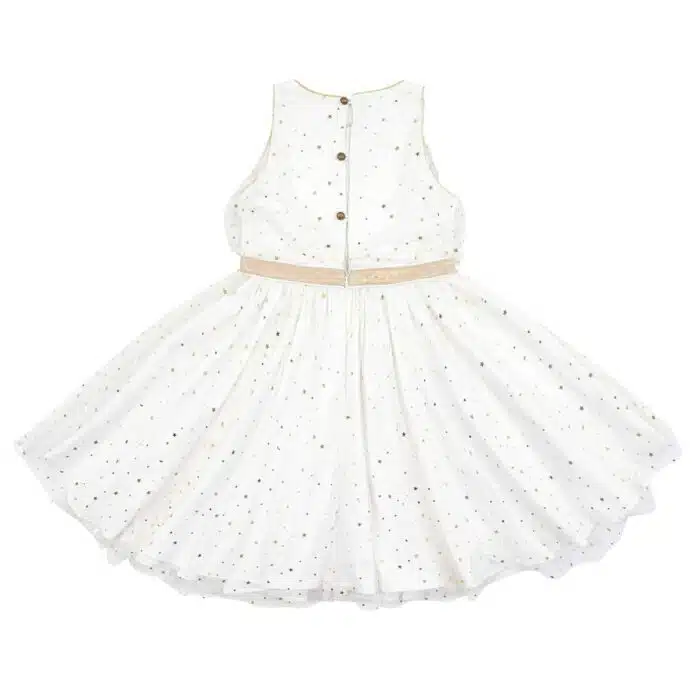 robe de soirée et nouvel an qui tourne en tulle blanche et paillettes étoiles dorées, ceinture intégrée en lin dorée, fermeture éclair dans le dos jusqu'à la taille et bouton rond couleur bronze dans le dos, doublure coton. Marque mode enfant en commerce équitable LA FAUTE A VOLTAIRE