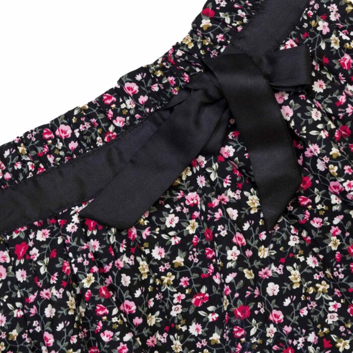 jupe liberty fleurie noir et rose avec taille élastique en satin noir. Pour filles de 2 à 12 ans. Marque Française mode enfantine LA FAUTE A VOLTAIRE