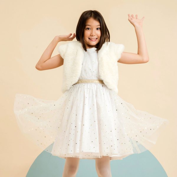 Veste boléro de cérémonie pour fille en fausse fourrure beige de la marque de mode pour enfant LA FAUTE A VOLTAIRE.
