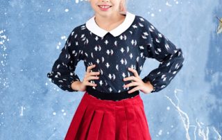 Tenue de Noël pour filles de 2 à 12 ans composée d'une blouse noir col Claudine blanc à l' imprimé fantaisie de pingouins avec bonne de Noël rouge et d'une jupe plissée en velours rouge de la marque créateur française LA FAUTE A VOLTAIRE.