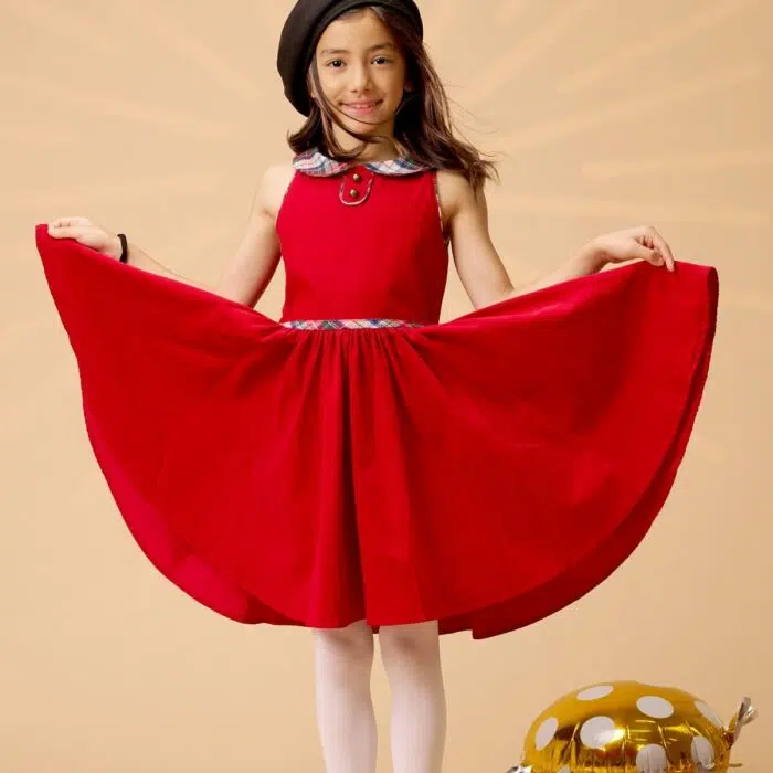 Magnifique Robe qui Tourne en Velours Rouge avec Col Claudine en Laine Carreaux Tartan. Robe Idéale pour les Fêtes de Noël de la Marque de Mode pour Enfant La Faute à Voltaire.
