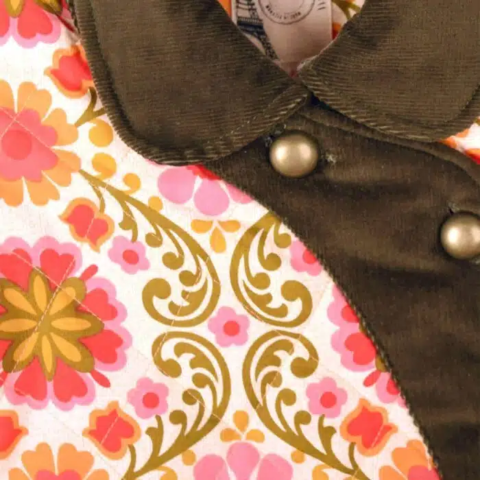 Manteau kimono d'hiver pour petite fille fleuri orange et vert avec détails en velours côtelé marron de la marque créateur française LA FAUTE A VOLTAIRE