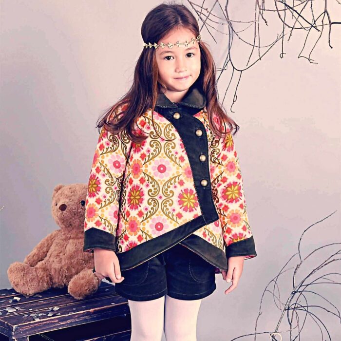 Manteau kimono d'hiver pour petite fille fleuri orange et vert avec détails en velours côtelé marron de la marque créateur française LA FAUTE A VOLTAIRE