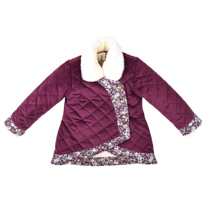 Short and warm coat for girls in burgundy plum quilted velvet kimono shape with contrasting band in purple and pink liberty fabric, closure with large bronze buttons, beige faux fur collar. Retro-chic children's clothing brand in fair trade LA FAUTE A VOLTAIRE