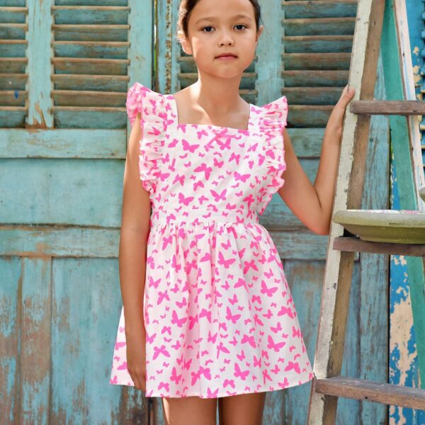 Jolie robe d'été blanche imprimée de papillons rose fuchsia avec manches bretelles à volants pour petites filles et ados de 2 à 14 ans de la marque de mode enfantine LA FAUTE A VOLTAIRE