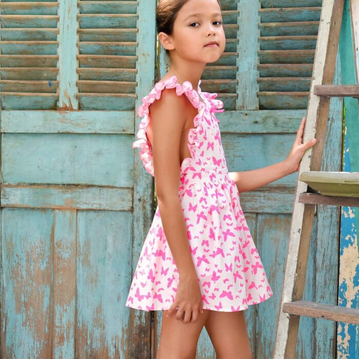 Jolie robe d'été blanche imprimée de papillons rose fuchsia avec manches bretelles à volants pour petites filles et ados de 2 à 14 ans de la marque de mode enfantine LA FAUTE A VOLTAIRE