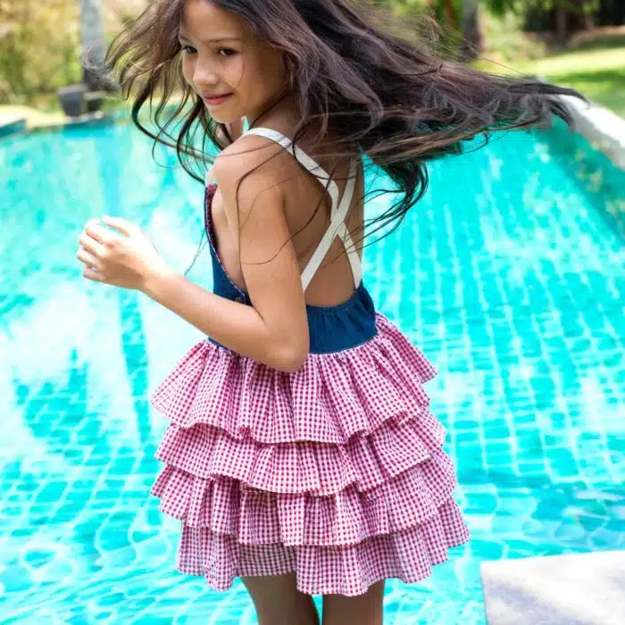 Robe salopette à carreaux vichy rouge et coton jean denim bleu pour fille et fillettes de la marque de mode pour enfants LA FAUTE A VOLTAIRE