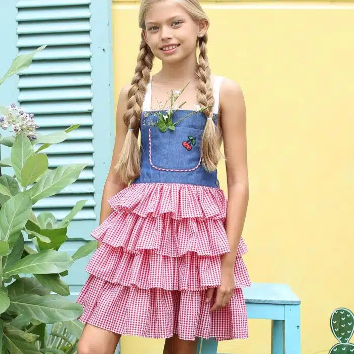 Robe salopette à carreaux vichy rouge et coton jean denim bleu pour fille et fillettes de la marque de mode pour enfants LA FAUTE A VOLTAIRE