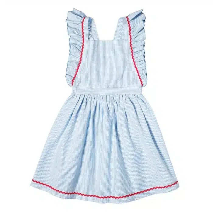 Robe de cérémonie bohème. à fines rayures bleu ciel pour filles, dos nu avec bretelles à volants, détails dentelle rose fuchsia. Modèle LILI de la marque de mode pour enfant LA FAUTE A VOLTAIRE.