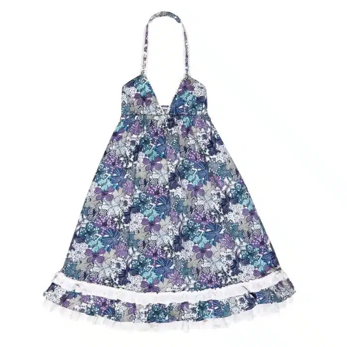 Robe longue été fille en coton fleuri liberty bleu, violet et lilas, col V bordé de dentelle blanche, bretelles tourr du cou, volants en bas de la robe. Modèle Eugénie de la marque de mode pour enfants la faute a voltaire