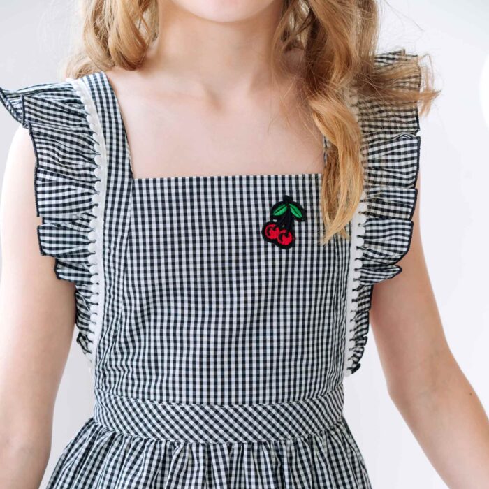 Une Adorable Robe Été pour Fille, Fillette et Ado à Carreaux Vichy Noir et blanc avec Manches Courtes à Volants, Dentelle Blanche, Dos Nu en V, Taille Élastique de la Marque de Mode Française pour Enfants La Faute à Voltaire.