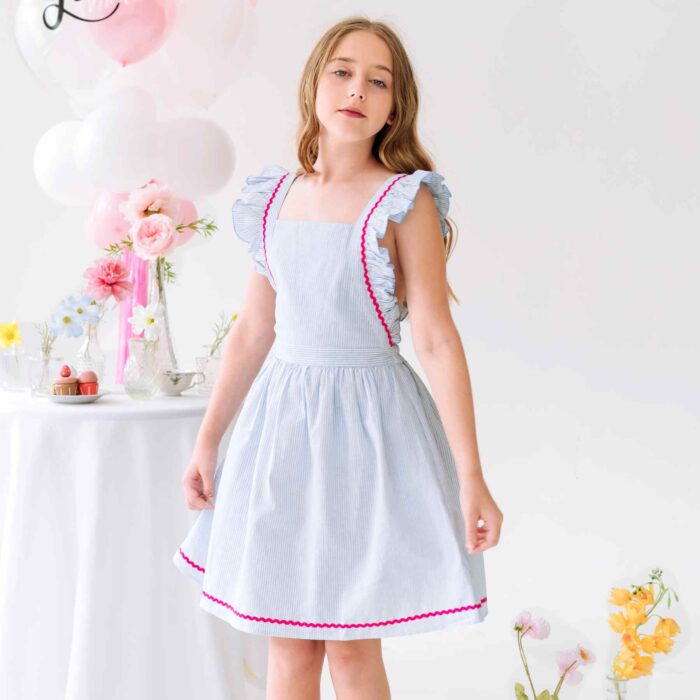 Une Magnifique Robe de Cérémonie Bleu Ciel et Rose Fuchsia pour Filles, Fillettes et Ados à Volants de la Marque de Mode Française Chic pour Enfants La Faute à Voltaire.