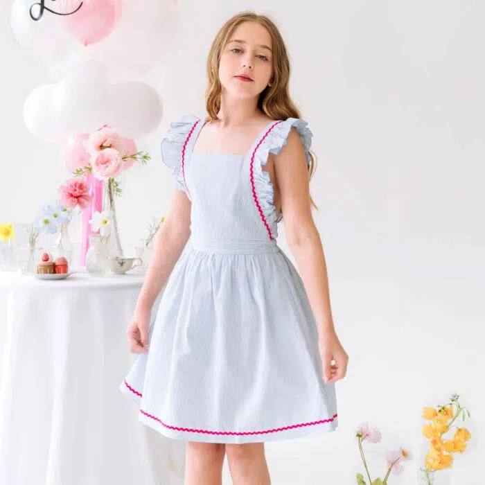 Une Magnifique Robe de Cérémonie Bleu Ciel et Rose Fuchsia pour Filles, Fillettes et Ados à Volants de la Marque de Mode Française Chic pour Enfants La Faute à Voltaire.