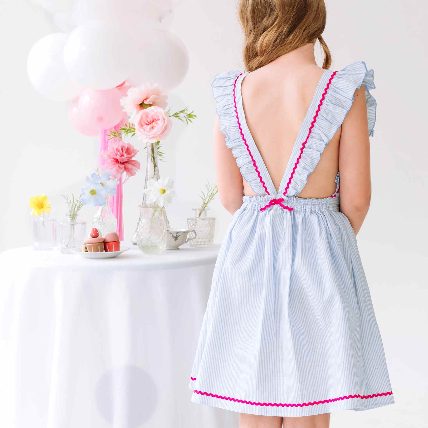 Une Magnifique Robe de Cérémonie Bleu Ciel et Rose Fuchsia pour Filles, Fillettes et Ados à Volants de la Marque de Mode Française Chic pour Enfants La Faute à Voltaire.