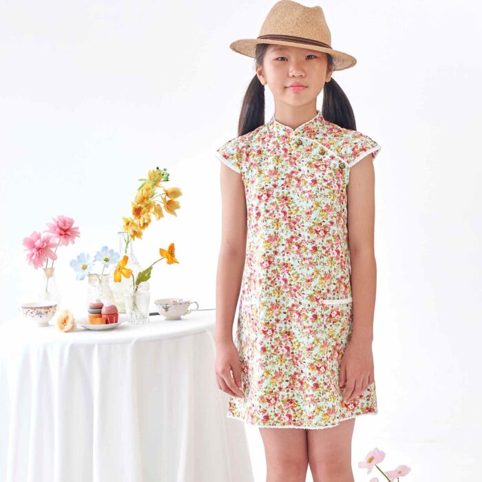 On Craque pour cette Magnifique Robe Chinoise en Coton Fleuri Liberty Vert d'au et Rouge. A manches Courtes Coupé en Biais selon la Tradition Asiatique. Un Joli Col Mao Bordé de Fine Dentelle Anglaise Beige et Petites Poches Décoratives sur le Devant. Robe d'Été Disponible du 2 au 16 ans Créée par la Marque de Mode Française pour enfants en Commerce Équitable La Faute à Voltaire.