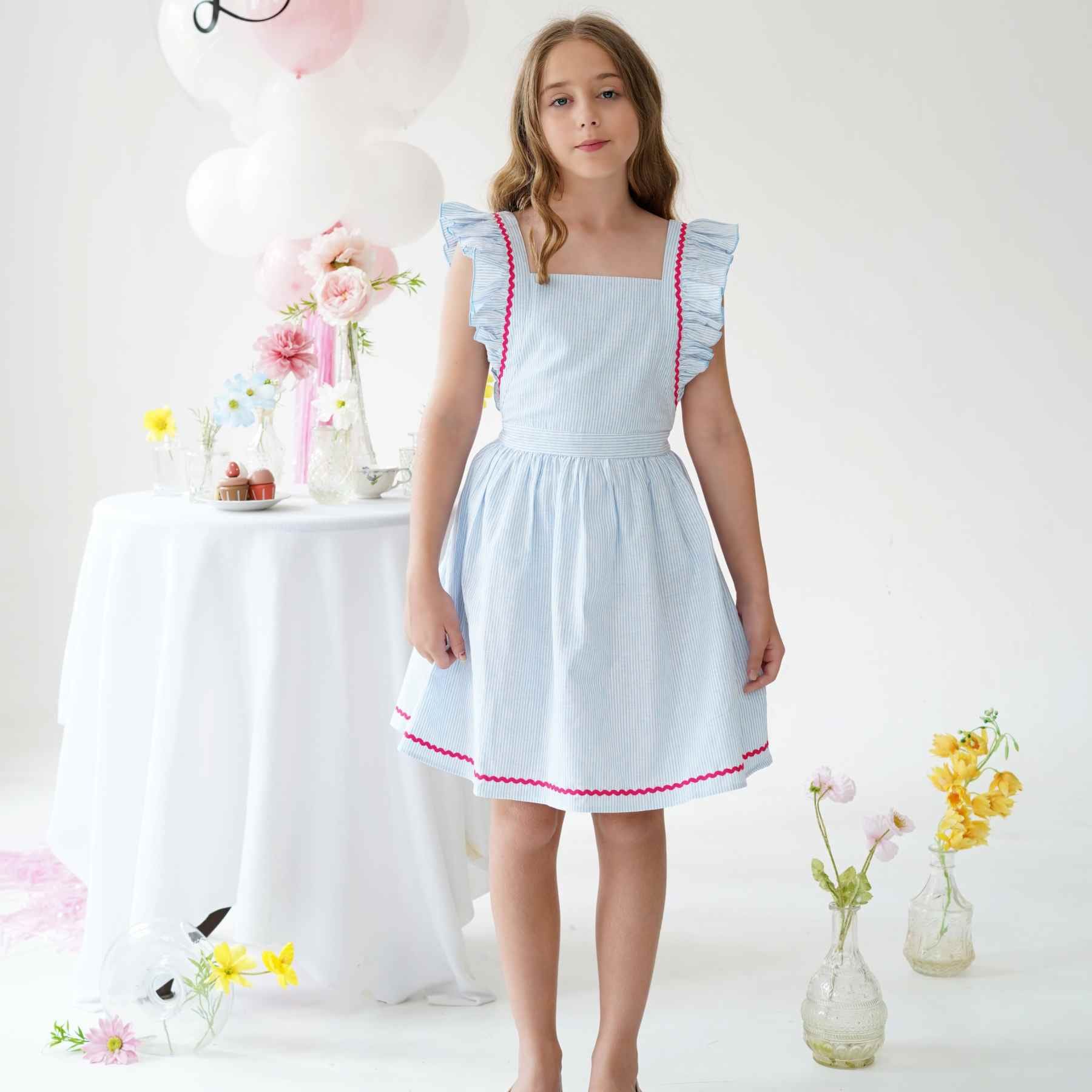 Une Magnifique Robe de Cérémonie Bleu Ciel et Rose Fuchsia pour Filles, Fillettes et Ados à Volants de la Marque de Mode Française Chic pour Enfants La Faute à Voltaire.