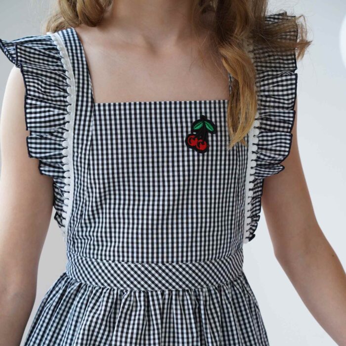 Une Adorable Robe Été pour Fille, Fillette et Ado à Carreaux Vichy Noir et blanc de la Marque de Mode Française pour Enfants La Faute à Voltaire.