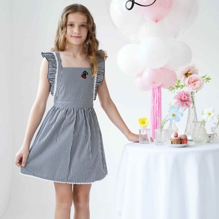 Une Adorable Robe Été pour Fille, Fillette et Ado à Carreaux Vichy Noir et blanc de la Marque de Mode Française pour Enfants La Faute à Voltaire.