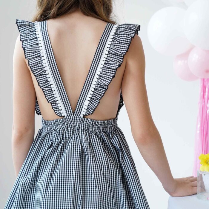 Une Adorable Robe Été pour Fille, Fillette et Ado à Carreaux Vichy Noir et blanc de la Marque de Mode Française pour Enfants La Faute à Voltaire.