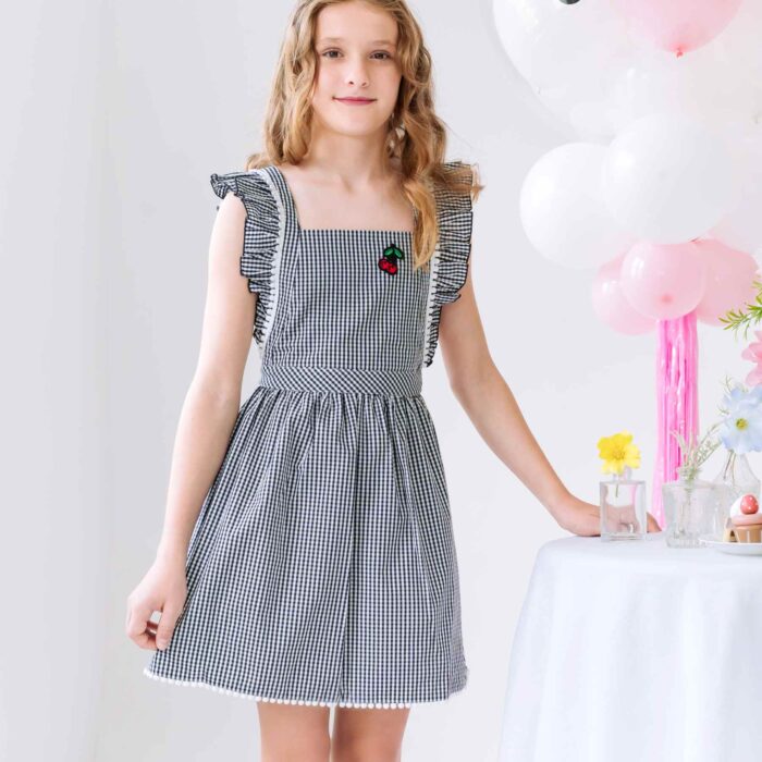 Une Adorable Robe Été pour Fille, Fillette et Ado à Carreaux Vichy Noir et blanc avec Manches Courtes à Volants, Dentelle Blanche, Dos Nu en V, Taille Élastique de la Marque de Mode Française pour Enfants La Faute à Voltaire.