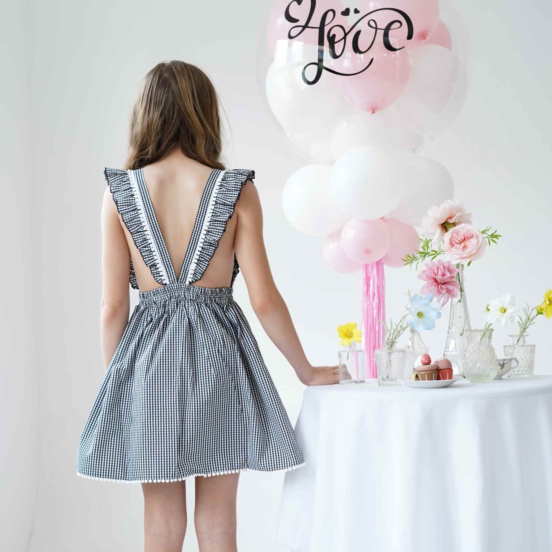 Une Adorable Robe Été pour Fille, Fillette et Ado à Carreaux Vichy Noir et blanc de la Marque de Mode Française pour Enfants La Faute à Voltaire.
