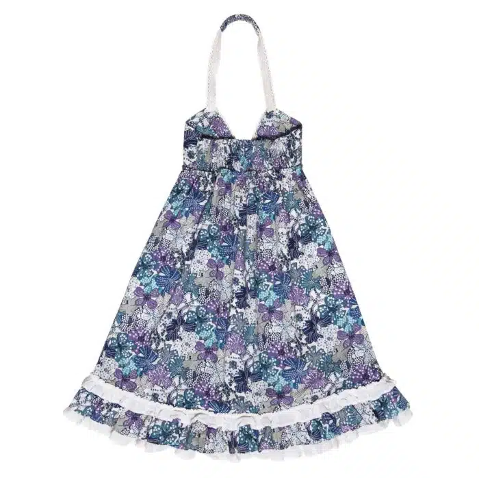Robe longue été fille en coton fleuri liberty bleu, violet et lilas, col V bordé de dentelle blanche, bretelles tourr du cou, volants en bas de la robe. Modèle Eugénie de la marque de mode pour enfants la faute a voltaire