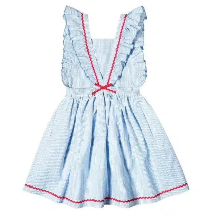 Robe de cérémonie bohème. à fines rayures bleu ciel pour filles, dos nu avec bretelles à volants, détails dentelle rose fuchsia. Modèle LILI de la marque de mode pour enfant LA FAUTE A VOLTAIRE.