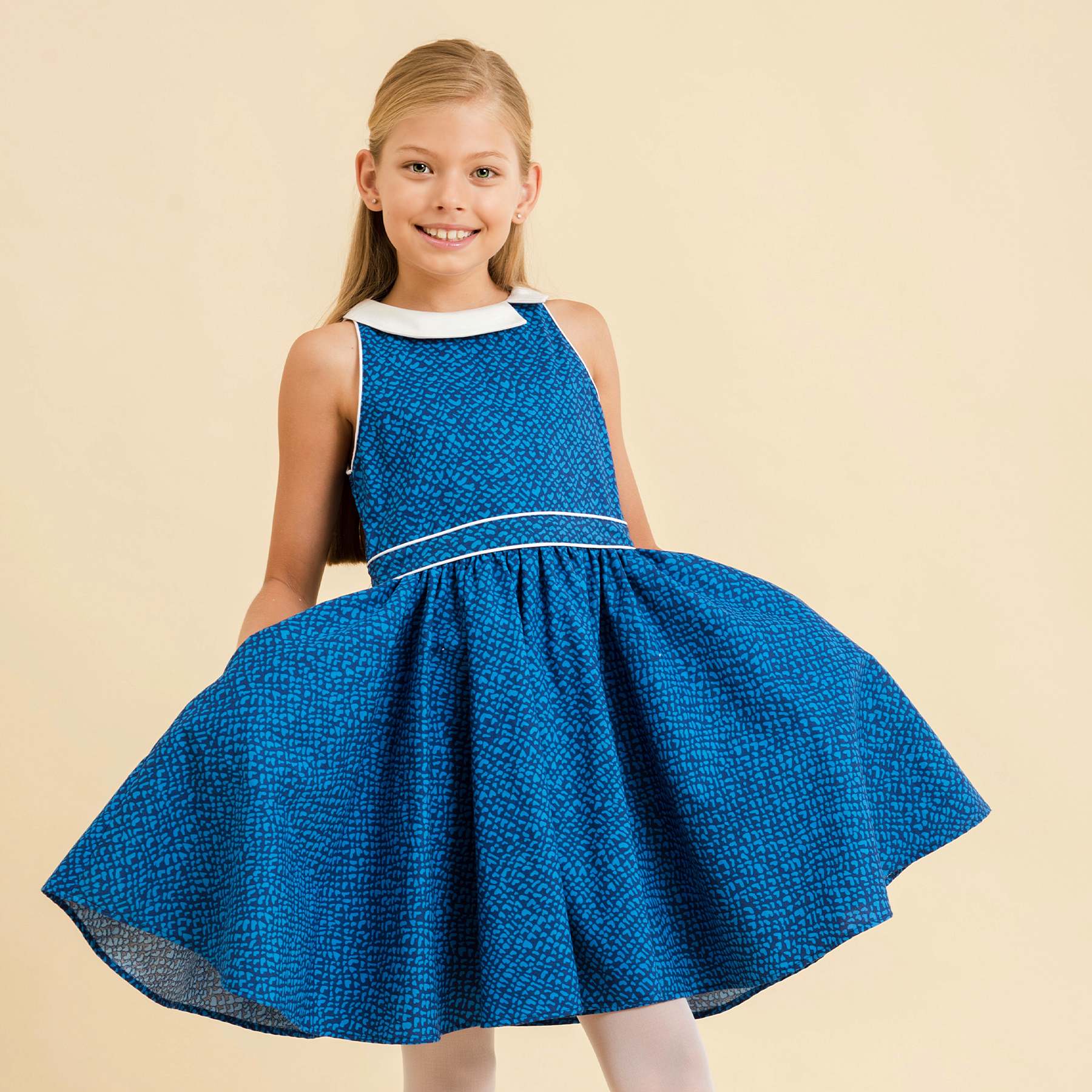 Beautiful dress that turns in royal blue printed hearts navy blue, white Claudine collar. Model dress HEPBURN of the fashion brand for children LA FAUTE A VOLTAIRE
