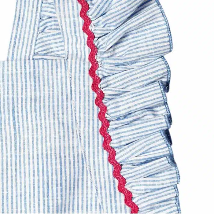 Robe de cérémonie bohème. à fines rayures bleu ciel pour filles, dos nu avec bretelles à volants, détails dentelle rose fuchsia. Modèle LILI de la marque de mode pour enfant LA FAUTE A VOLTAIRE.