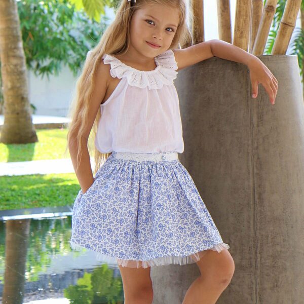 Pretty summer skirt in white cotton, with blue cashmere patterns, also called Paisley. With lace details, and white tulle for girls. Skirt of the fashion brand for children and teenagers LA FAUTE A VOLTAIRE.
