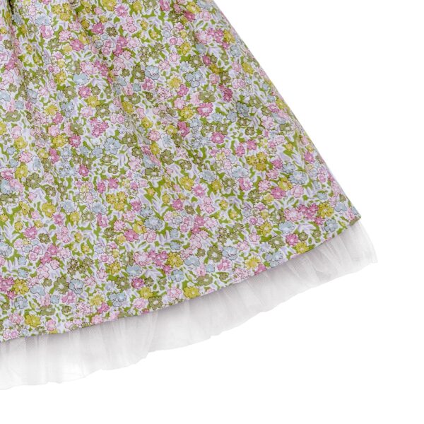 Jolie jupe été en coton fleuri liberty vert, avec de la tulle blanche, et une ceinture en velours rose pour filles. Jupe de la marque de mode pour enfants et ados LA FAUTE A VOLTAIRE.
