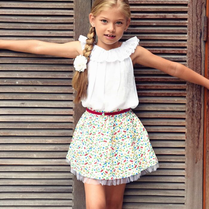 Jolie jupe été fleurie en coton liberty multicolore, avec de la tulle blanche pour filles. Jupe de la marque de mode pour enfants et ados LA FAUTE A VOLTAIRE.