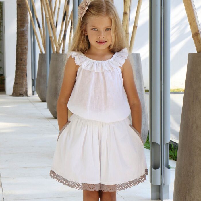 Jolie jupe été en coton couleur blanche, et broderie pour fille. Jupe de la marque de mode pour enfants et ados LA FAUTE A VOLTAIRE.