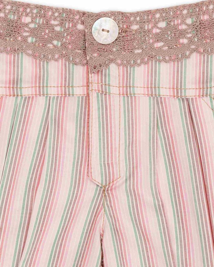 Joli short d'été à rayures rose et bleu, avec de la dentelle beige sur la taille pour filles. Jupe de la marque de mode pour enfants et ados LA FAUTE A VOLTAIRE.