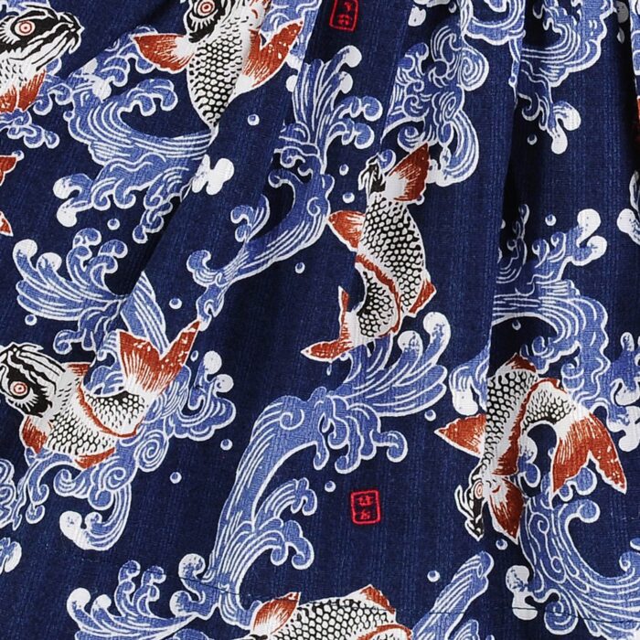 Jolie jupe pour filles intersaison en coton bleu à motifs japonisant et poissons Khoi, bordée de poches et ceinture élastiquée en jean denim. Modèle jupe LILOU de la marque de mode pour enfants et ados LA FAUTE A VOLTAIRE.