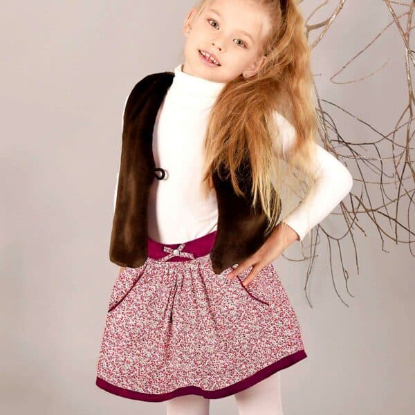 Pretty skirt for girls in red floral liberty cotton, lined with burgundy velvet pockets and elasticated velvet belt. Lilou skirt model from the fashion brand for children and teenagers LA FAUTE A VOLTAIRE.