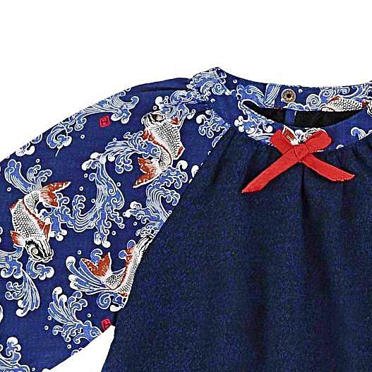 Pretty blue cotton dress, with Japanese patterned sleeves and Khoi fish. This pretty dress can be worn several years in a row, because it turns into a tunic. ELISA dress model of the fashion brand for children and teenagers LA FAUTE A VOLTAIRE