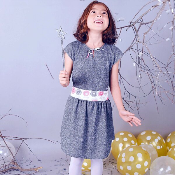 Pretty off-season dress with short sleeves in silver cotton and sequins, with a pink and gray elastic belt to be able to adapt to all morphologies. Kyoto dress model of the fashion brand for children and teenagers LA FAUTE A VOLTAIRE.