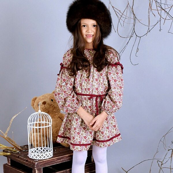Pretty off-season dress in burgundy cotton flowers for girls. The dress can be worn several years in a row because it turns into a tunic. With its balloon sleeves, smock collar and two pretty round bronze buttons, this tunic dress is very trendy. Chimene dress model of the fashion brand for children and teenagers LA FAUTE A VOLTAIRE.