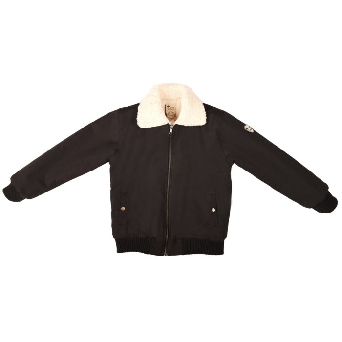 Un Style Ultra Tendance pour votre Garçon avec ce Blouson Style Aviateur en Coton Noir entièrement Doublé de Fausse Fourrure Imitation Mouton Beige. Avec sa taille et Poignés avec Elatique, ce Blouson Doublé et Matelassé est parfait en Hiver comme en Intersaison. Avec son Col Fausse Fourrure Beige Contrasté et ses Boutons Pressions sur les Poches, ce Manteau est la Veste Idéale pour tous les Enfants Branchés de 2 à 16 ans. Modèle Collection Automne Hiver de la Marque de Mode Française La Faute à Voltaire.