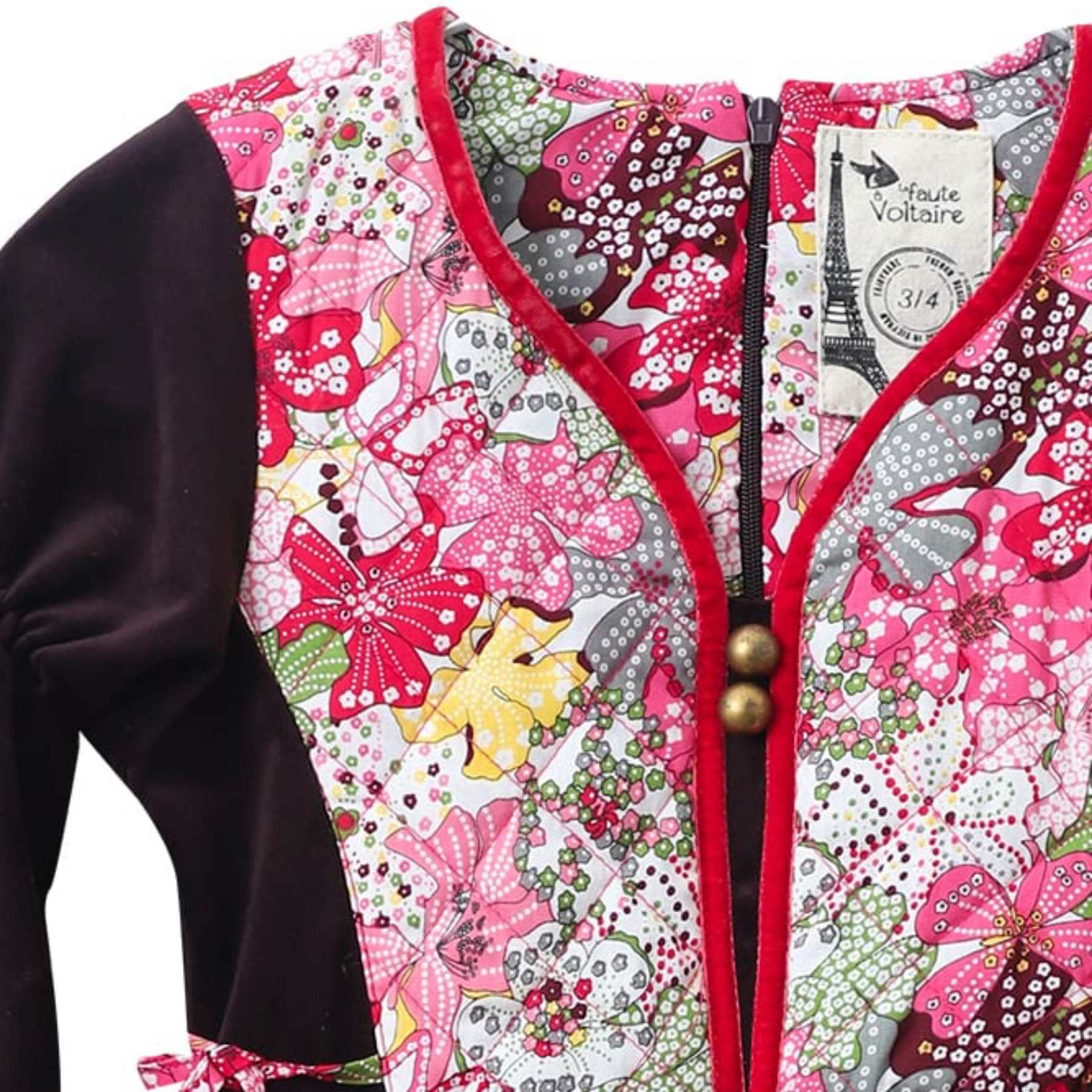 Une Magnifique Robe d'Hiver en Velours Marron et torse Matelassé en Coton Fleuri Rouge, Rose et Jaune, Col V aec Biais de Ruban Rouge et Petit Bouton Rond Couleur Bronze. Parfaite pour tous les Moments Forts de la Rentrée Scolaire mais aussi en Robe Festive de Noël. Robe Fleurie pour Filles, Fillettes et Ados de 2 à 16 Ans de la Marque de Mode Chic Française pour Enfants LA FAUTE A VOLTAIRE