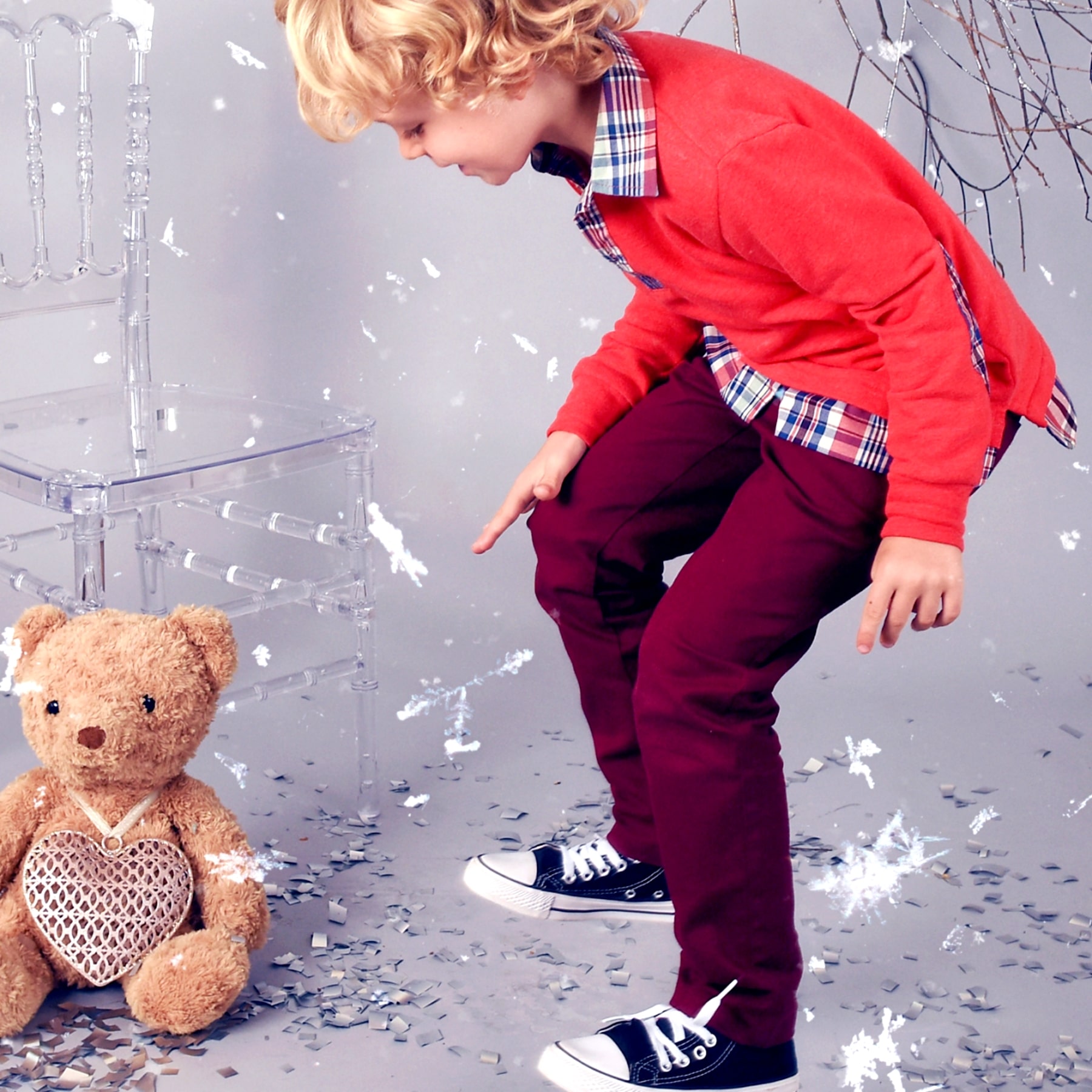 Un Très Beau Pantalon Coupe Chino en Coton Rouge Bordeaux de la Marque de Mode Française Chic pour Enfant La Faute à Voltaire. Vous aimerez les Détails comme le Biais de Coton Noir sur les Poches Raglan, l'Écusson La Faute à Voltaire à l'Angle d'une Poche, le Confort de cette Coupe Ample aux Cuisses pour les Garçons et Ados de 2 à 16 ans, Resserré aux Chevilles, l'Élastique Intérieur qui permet d'Adapter la Largeur de la Taille. Ruban Décoratif Bleu, Blanc, Rouge à l'intérieur de la ceinture ainsi que de chaque côté de l'intérieur du bas du pantalon pour pouvoir le rouler vers l'extérieur si le pantalon est trop Long avec une petite Fantaisie.