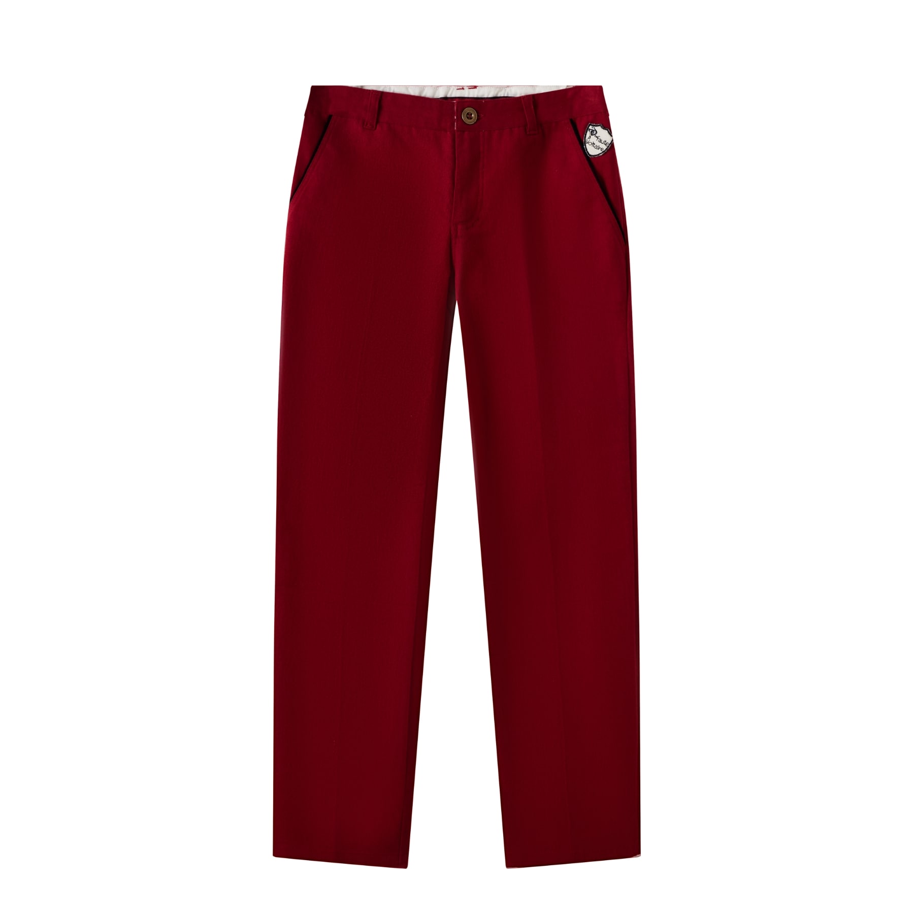 Un Très Beau Pantalon Coupe Chino en Coton Rouge Bordeaux de la Marque de Mode Française Chic pour Enfant La Faute à Voltaire. Vous aimerez les Détails comme le Biais de Coton Noir sur les Poches Raglan, l'Écusson La Faute à Voltaire à l'Angle d'une Poche, le Confort de cette Coupe Ample aux Cuisses pour les Garçons et Ados de 2 à 16 ans, Resserré aux Chevilles, l'Élastique Intérieur qui permet d'Adapter la Largeur de la Taille. Ruban Décoratif Bleu, Blanc, Rouge à l'intérieur de la ceinture ainsi que de chaque côté de l'intérieur du bas du pantalon pour pouvoir le rouler vers l'extérieur si le pantalon est trop Long avec une petite Fantaisie.